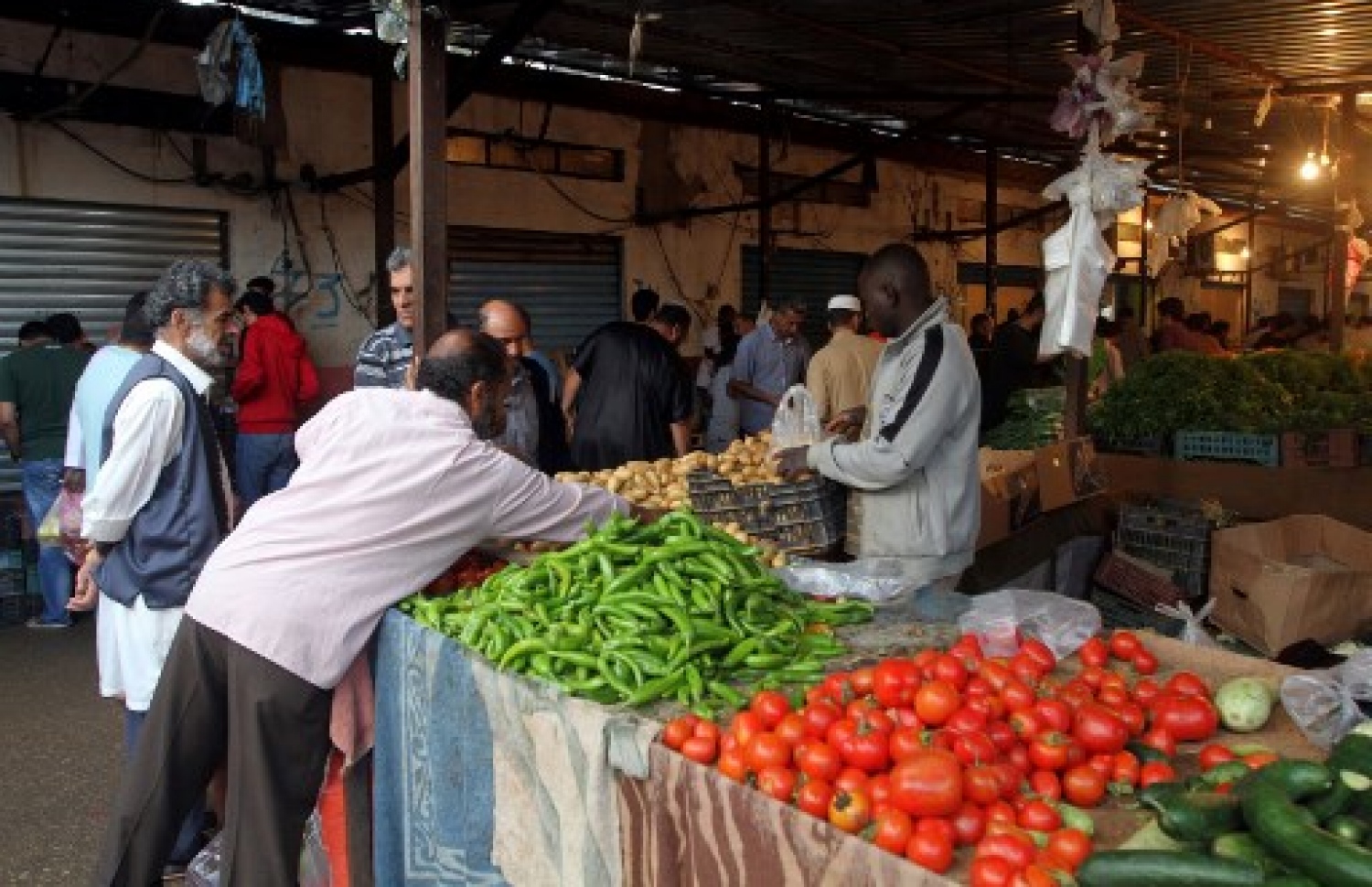 ލިބިޔާ: މޭ 18، 2018: މީހަކު ޓްރިޕޯލީގައި ހުންނަ މާރުކޭޓެއްގައި.-- ފޮޓޯ: އޭއެފްޕީ