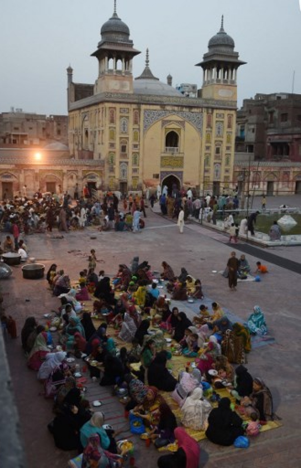 ޕާކިސްތާން: މޭ 20، 2018: ލަހޯރުގައި ހުންނަ ވަޒީރް ހާން މަސްޖިދުގައި ޕާކިސްތާނުގެ މުސްލިމުންތަކެއް ރޯދަވީއްލަނީ.-- ފޮޓޯ: އޭއެފްޕީ