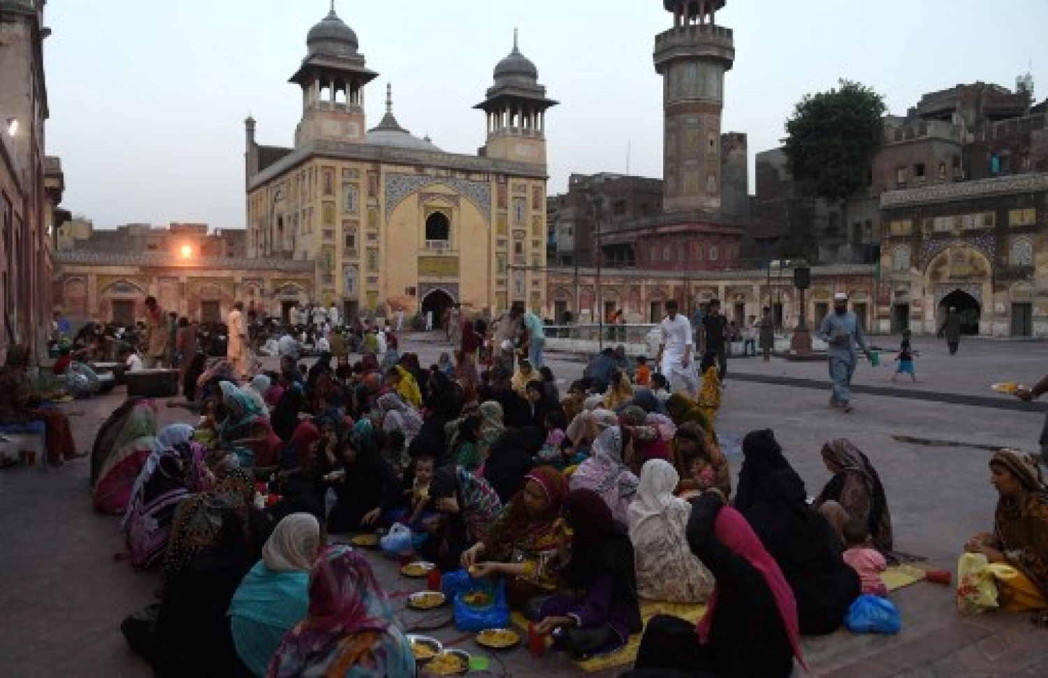 ޕާކިސްތާން: މޭ 20، 2018: ލަހޯރުގައި ހުންނަ ވަޒީރް ހާން މަސްޖިދުގައި ޕާކިސްތާނުގެ މުސްލިމުންތަކެއް ރޯދަވީއްލަނީ.-- ފޮޓޯ: އޭއެފްޕީ