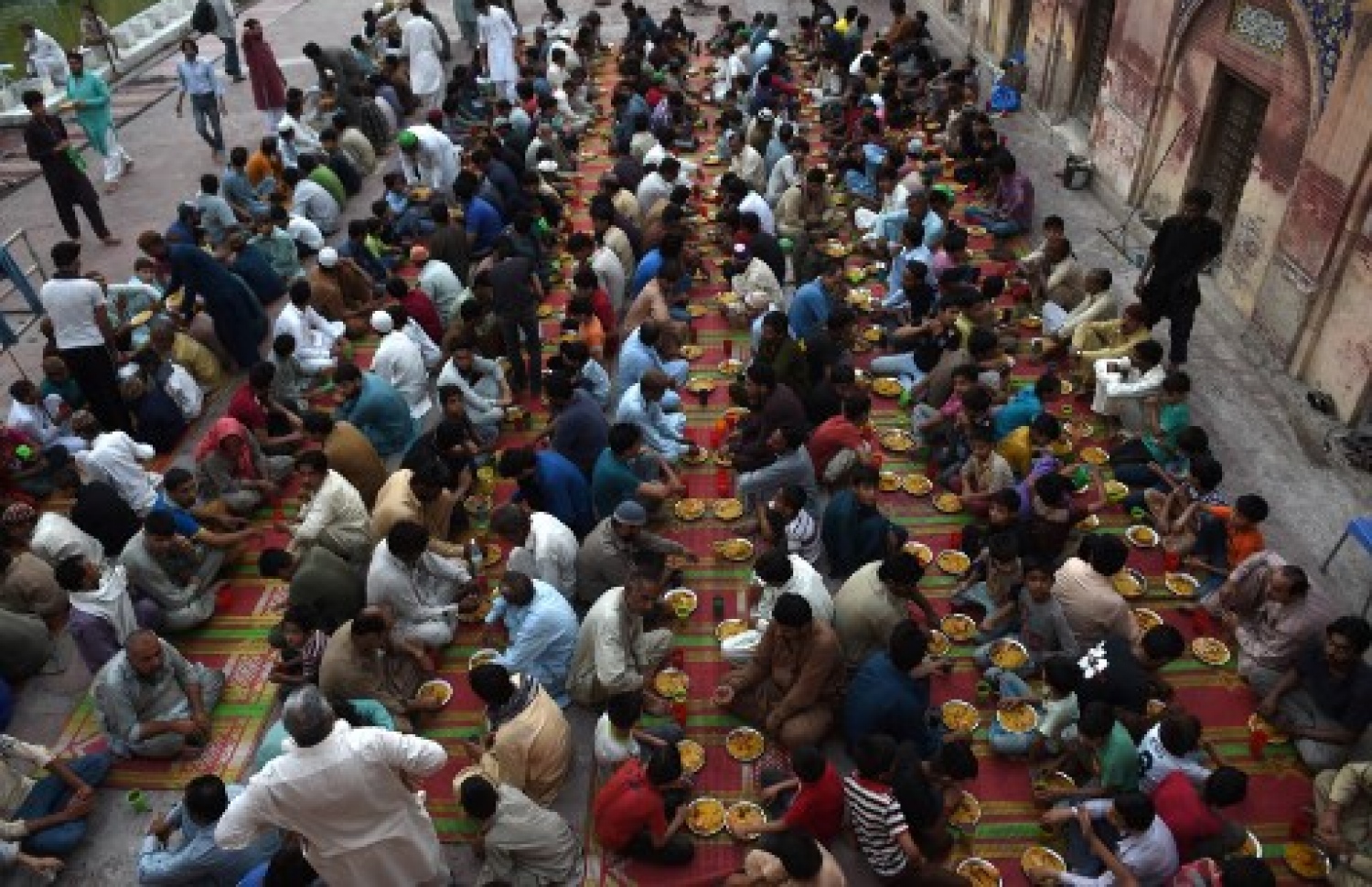 ޕާކިސްތާން: މޭ 20، 2018: ލަހޯރުގައި ހުންނަ ވަޒީރް ހާން މަސްޖިދުގައި ޕާކިސްތާނުގެ މުސްލިމުންތަކެއް ރޯދަވީއްލަނީ.-- ފޮޓޯ: އޭއެފްޕީ