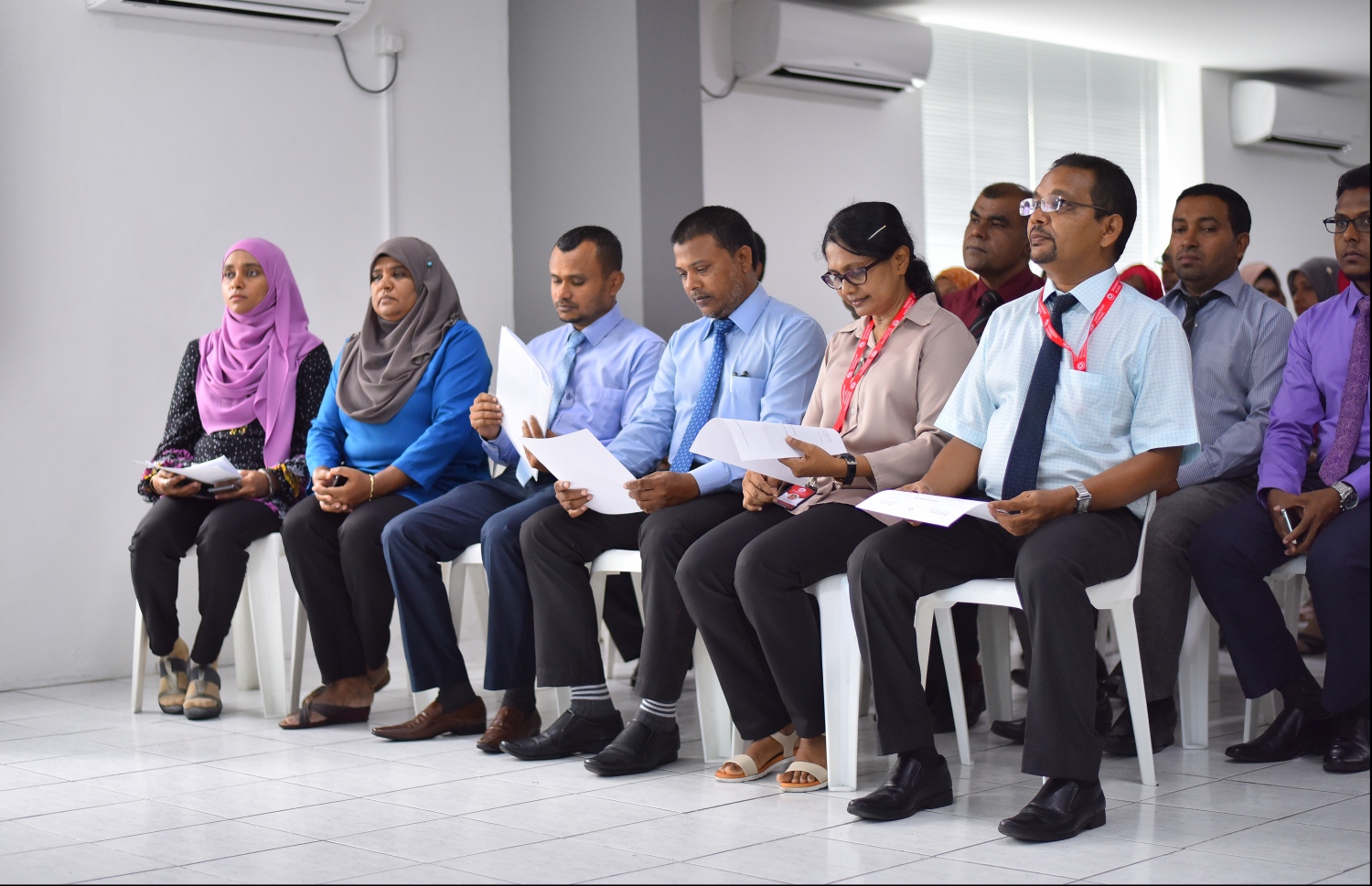 އިސްކަންދަރު ސްކޫލުގެ ޓީޗަރުންނަށް ޓެބްލެޓް ހަވާލުކުރަން މިއަދު ބޭއްވި ރަސްމިއްޔާތުގައި ބައިވެރިވެވަޑައިގެންނެވި ބައެއް ބޭފުޅުން.-- ފޮޓޯ: ހުސެއިން ވަހީދު/ މިހާރު