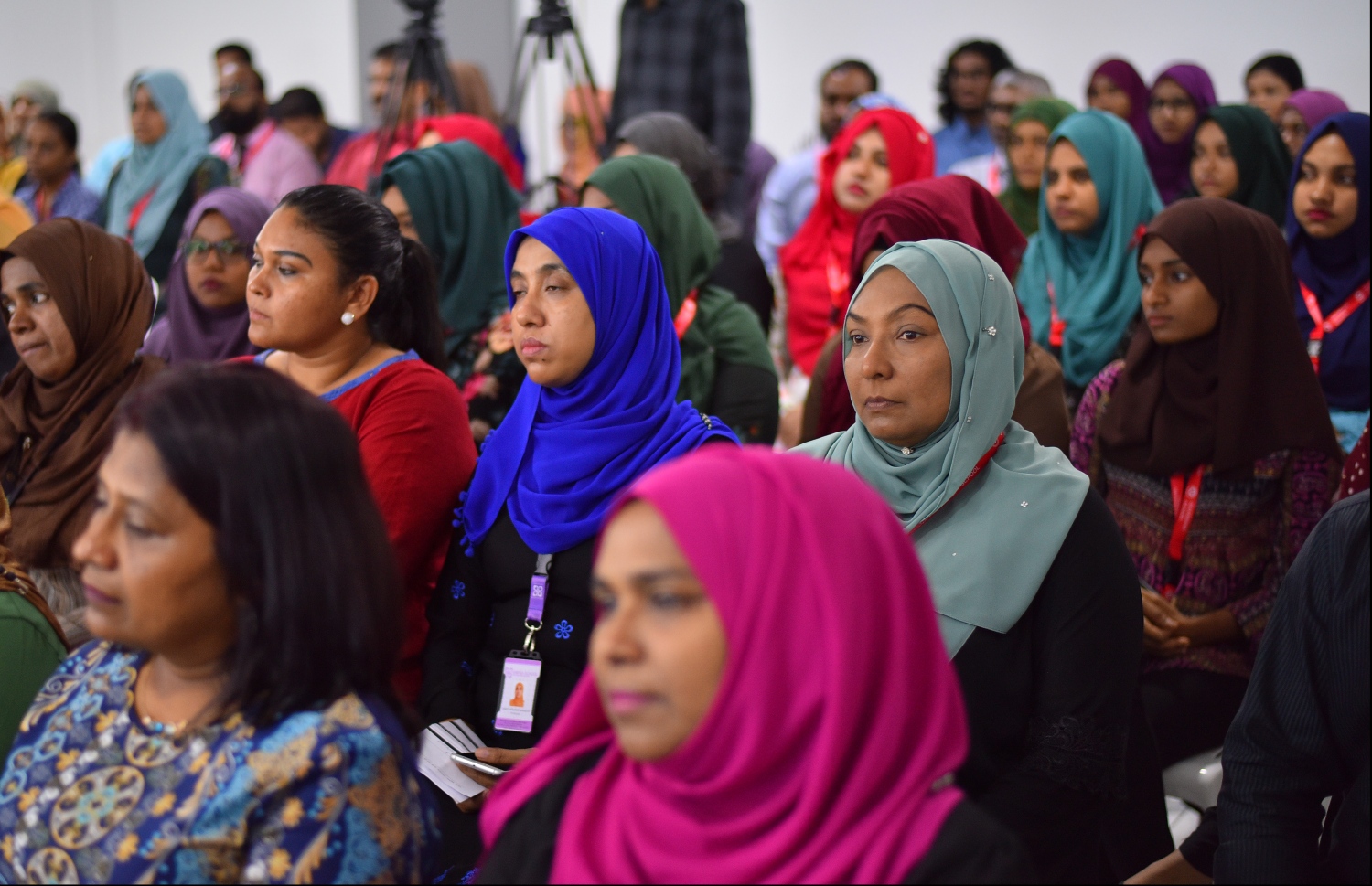 އިސްކަންދަރު ސްކޫލުގެ ޓީޗަރުންނަށް ޓެބްލެޓް ހަވާލުކުރަން މިއަދު ބޭއްވި ރަސްމިއްޔާތުގައި ބައިވެރިވެވަޑައިގެންނެވި ބައެއް ބޭފުޅުން.-- ފޮޓޯ: ހުސެއިން ވަހީދު/ މިހާރު