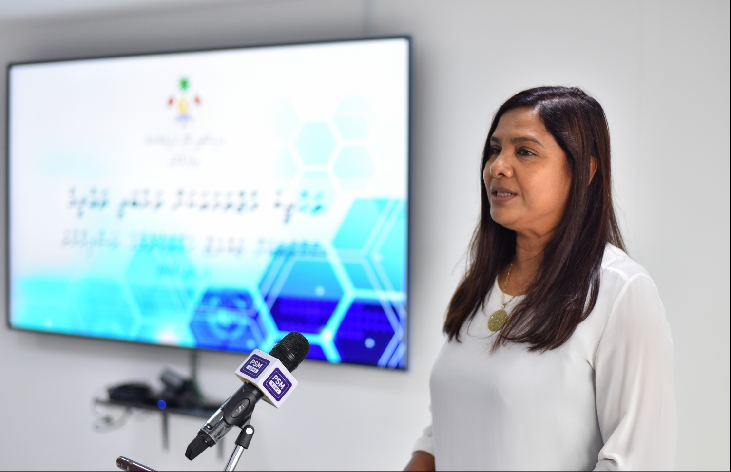 އިސްކަންދަރު ސްކޫލުގެ ޓީޗަރުންނަށް ޓެބްލެޓް ހަވާލުކުރަން މިއަދު ބޭއްވި ރަސްމިއްޔާތުގައި، އެޑިއުކޭޝަން މިނިސްޓަރު ޑރ. އާއިޝަތު ޝިހާމް ވާހަކަދައްކަވަނީ.-- ފޮޓޯ: ހުސެއިން ވަހީދު/ މިހާރު