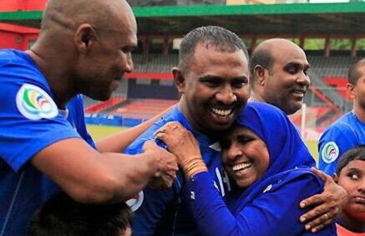 އަޒީޒާ (ކ) އޭނާގެ ދަރިފުޅު އަލީ އާޒިމްގެ ގައިގައި ބައްދާލަނީ: ވަހީދުގެ ކްލަބުގެ މަސައްކަތްތަކާ ފަހުން ހަވާލުވީ އާޒިމް.