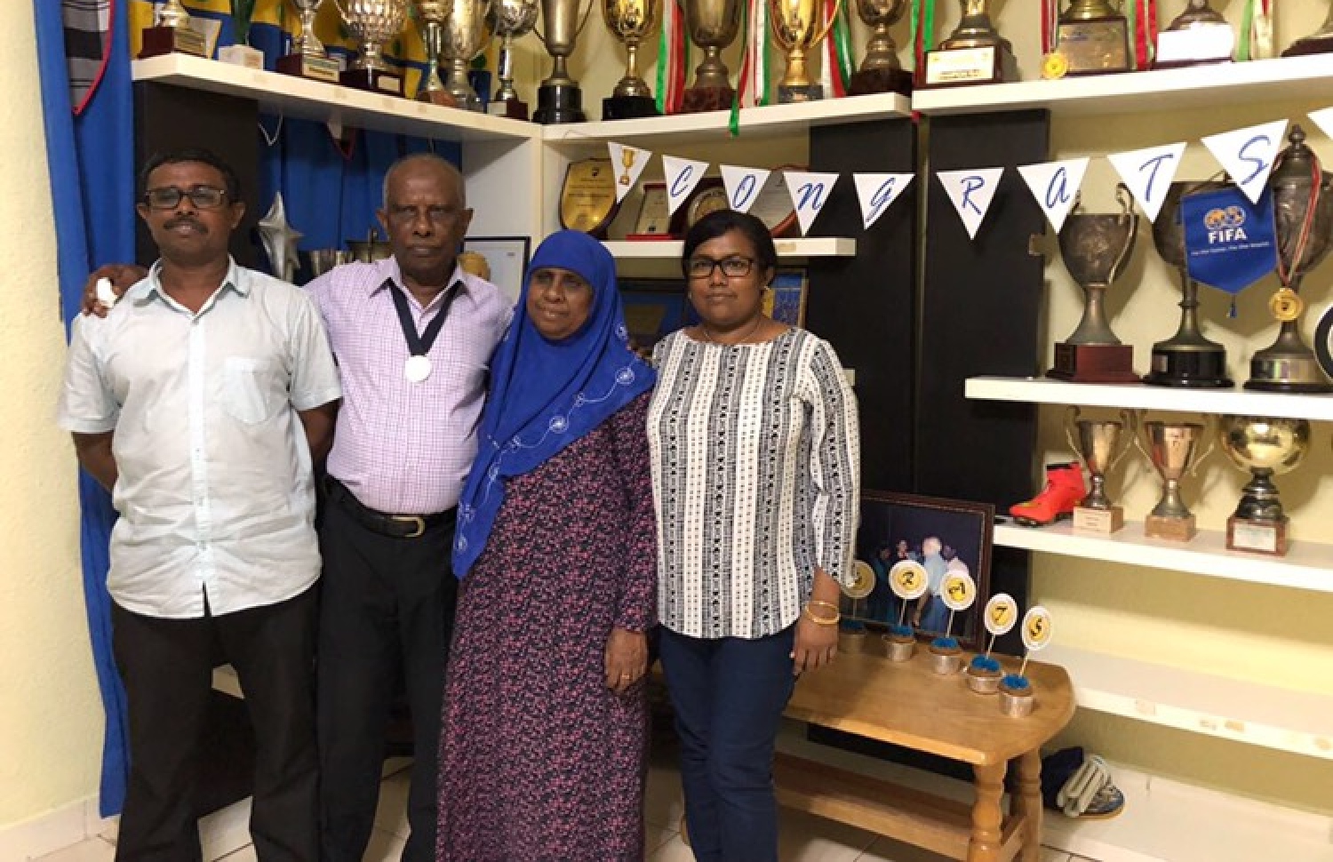 އަޒީޒާ (ކ-2) އާއި ވަހީދު (ވ-2) ދަރިފުޅު ރިޔާޒް (ވ) އަދި އޭނާގެ އަންހެނުންނާ އެކު: އީވްނިންގްލޯރީ މިހާރު ހިންގަނީ ރިޔާޒް.