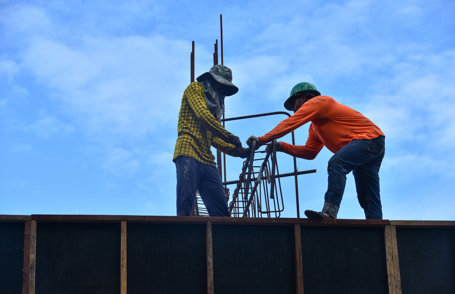 އިމާރާތެއް ހެދުމުގެ މަސައްކަތް ބިދޭސީން ކުރަނީ. --- ފޮޓޯ: މިހާރު