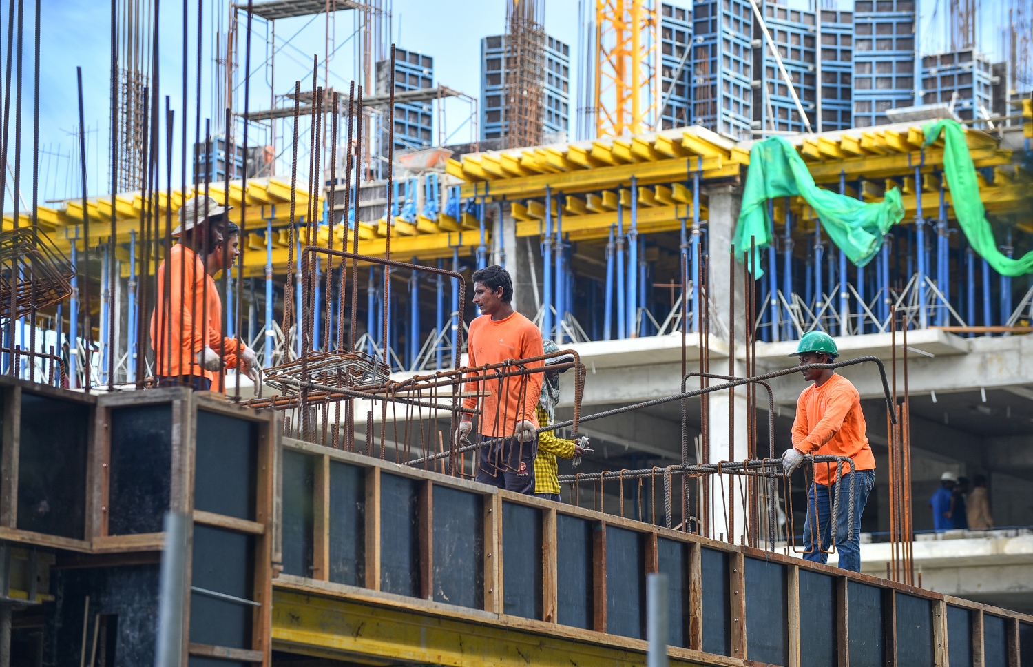 ބިދޭސީންތަކެއް އިމާރާތެއްގެ މަސައްކަތްކުރަނީ: އެޗްޑީސީން ހުއްދަ ދީގެން އަމިއްލަ ފަރާތްތަކުން ހަދާ ލަގްޒަރީ އެޕާޓްމަންޓުތަކަށް އެއްބަސްވުމާ ހިލާފަށް އިތުރަށް ފައިސާ ނަގާ މައްސަލަ ބޮޑު.---ފޮޓޯ: ނިޝާން އަލީ/ މިހާރު