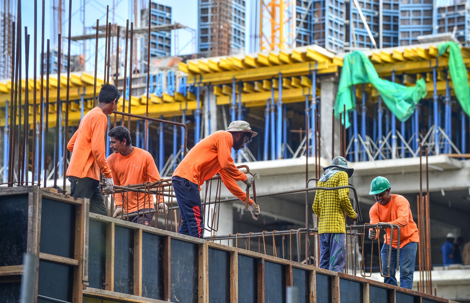 ރާއްޖޭގައި އުޅޭ ބިދޭސީންތަކެއް މަސައްކަތެއް ކުރަނީ. - ފޮޓޯ: މިހާރު