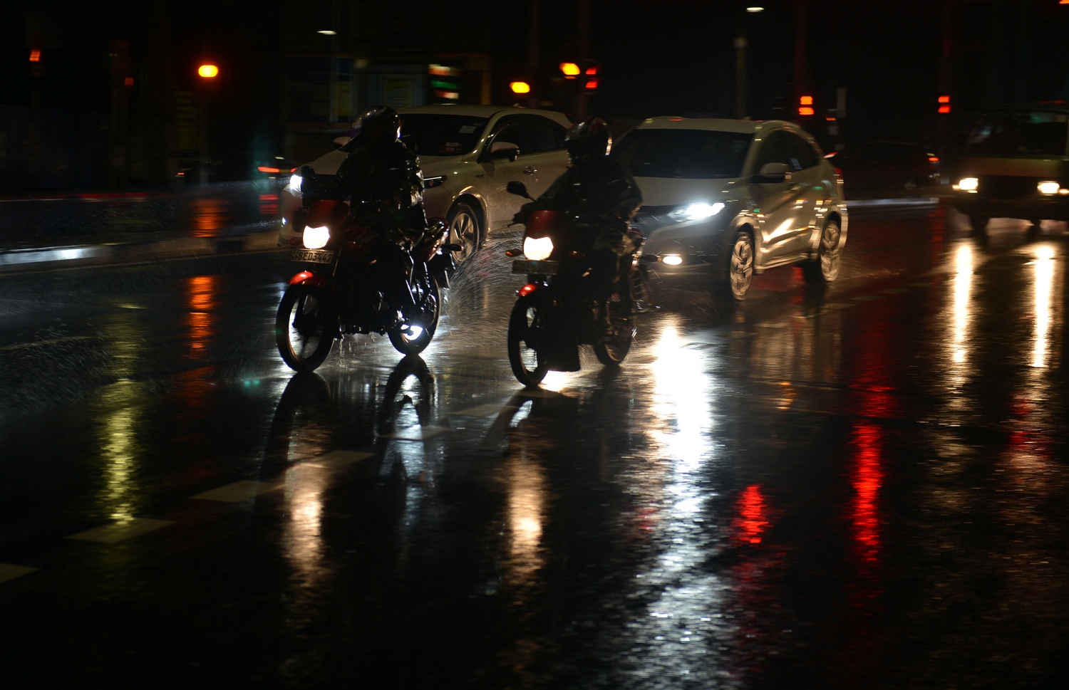 ވެރިރަށް ކޮލަމްބޯ އަށް ބޯކޮށް ވާރޭ ވެހެމުންދިޔަ އިރު ސައިކަލެއްގައި ބަޔަކު ދަނީ. --ފޮޓޯ:އޭއެފްޕީ