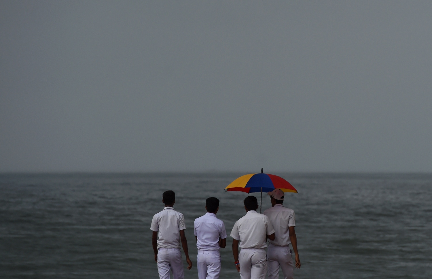 ކޮލަމްބޯ އަށް ބޯކޮށް ވާރޭ ވެހެމުން ދިޔަ އިރު ސްކޫލް ކުދިންތަކެއް ހިނގާލާފައި ދަނީ. --ފޮޓޯ:އޭއެފްޕީ