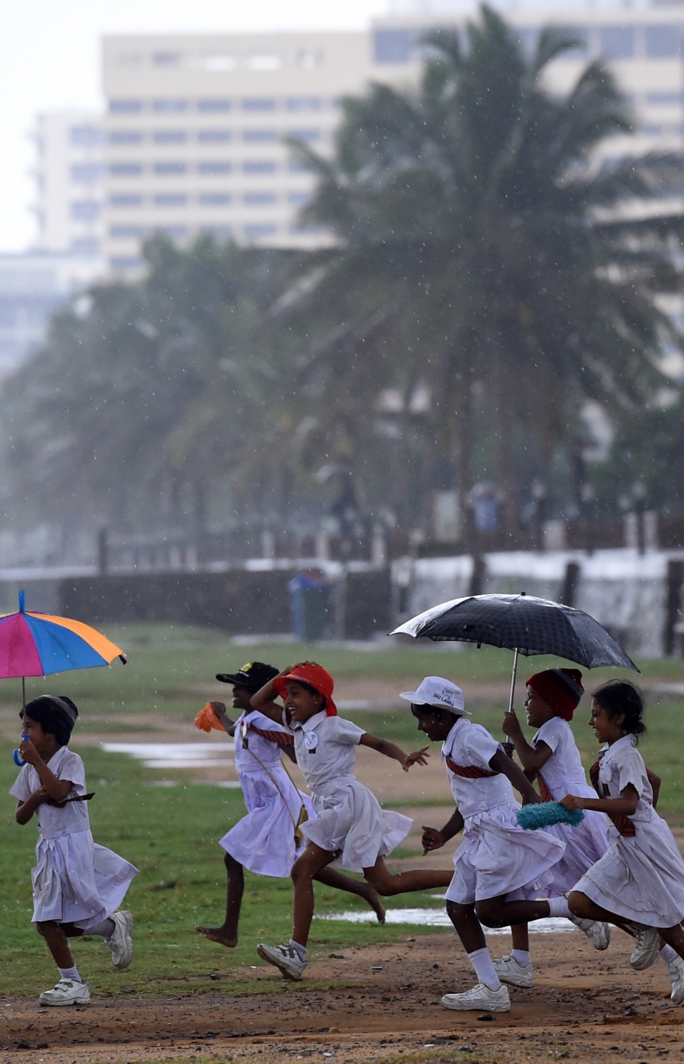 ވެރިރަށް ކޮލަމްބޯ އަށް ބޯކޮށް ވާރޭ ވެހެމުންދިޔަ އިރު ސްކޫލް ކުދިންތަކެއް ދުވެފައި ދަނީ. --ފޮޓޯ:އޭއެފްޕީ