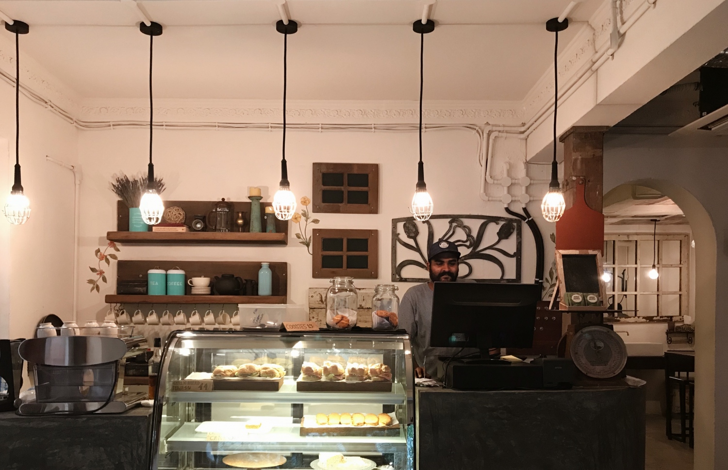 ދަ ގޯޓްފިޝް ކެފޭ އެންޑް ބިސްޓްރޯ.