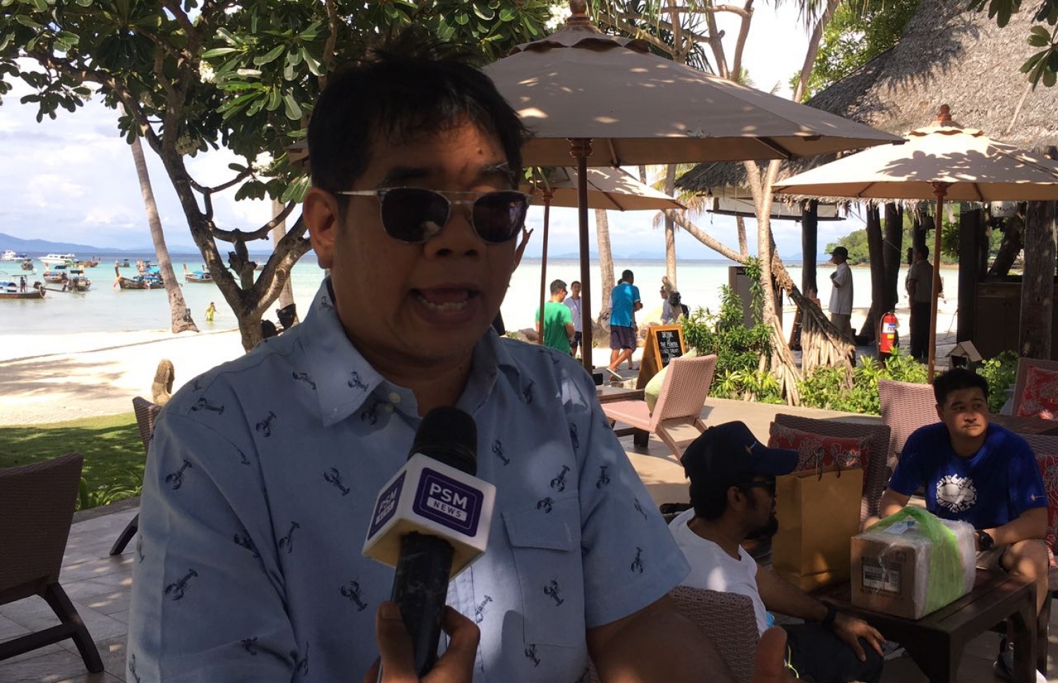 ތައިލެންޑް، ފީފީ އައިލެންޑް: މޭ 17، 2018- ތައިލެންޑްގެ މެރިން ސައިންޓިސްޓު ޑރ. ތޮން ދިވެހި މީޑިއާ އަށް އިންޓަވިއު ދެއްވަނީ.---ފޮޓޯ: މުހައްމަދު ޔާމީން/މިހާރު