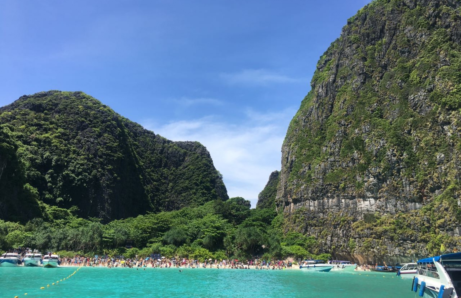 ތައިލެންޑް، މާޔާބޭ: މޭ 17، 2018- މާޔާބޭގެ ގޮނޑުދޮށުގައި ޓޫރިސްޓުން. މާޔާބޭ ބަންދު ކުރުމަށް ފަހު، މޫދުގައި މުރަކަ އާލާކުރުމަށް ސިން އެސްޓޭޓުން ވަނީ ނިންމާފައި.---ފޮޓޯ: މުހައްމަދު ޔާމީން/މިހާރު