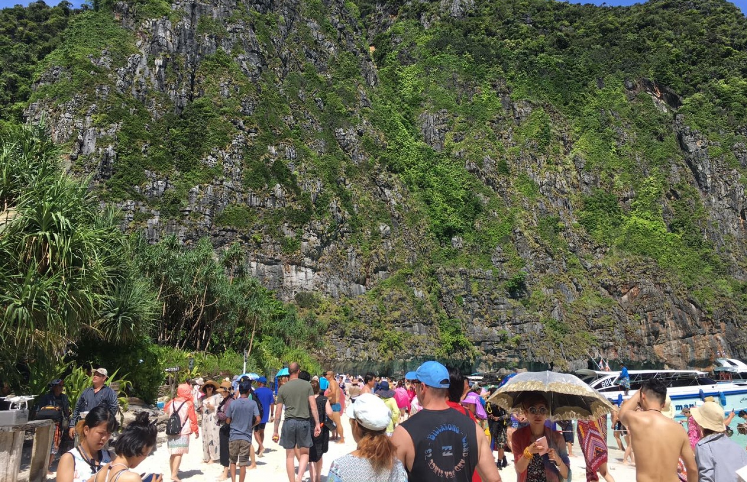 ތައިލެންޑް، މާޔާބޭ: މޭ 17، 2018- މާޔާބޭގެ ގޮނޑުދޮށުގައި ޓޫރިސްޓުންތަކެއް ހިނގާފައި ދަނީ.---ފޮޓޯ: މުހައްމަދު ޔާމީން/މިހާރު