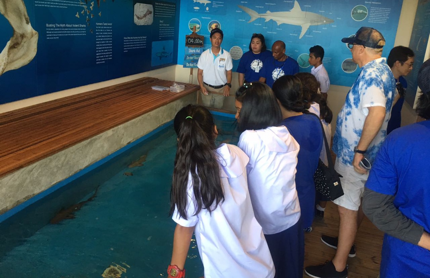 ތައިލެންޑް، ފީފީ އައިލެންޑް: މޭ 16، 2018- މެރިން ޑިސްކަވަރީ ސެންޓަރުގައި ހުރި މިޔަރު ޓޭންކް ބަޔަކު ބަލަނީ.--- ފޮޓޯ: މުހައްމަދު ޔާމީން/މިހާރު