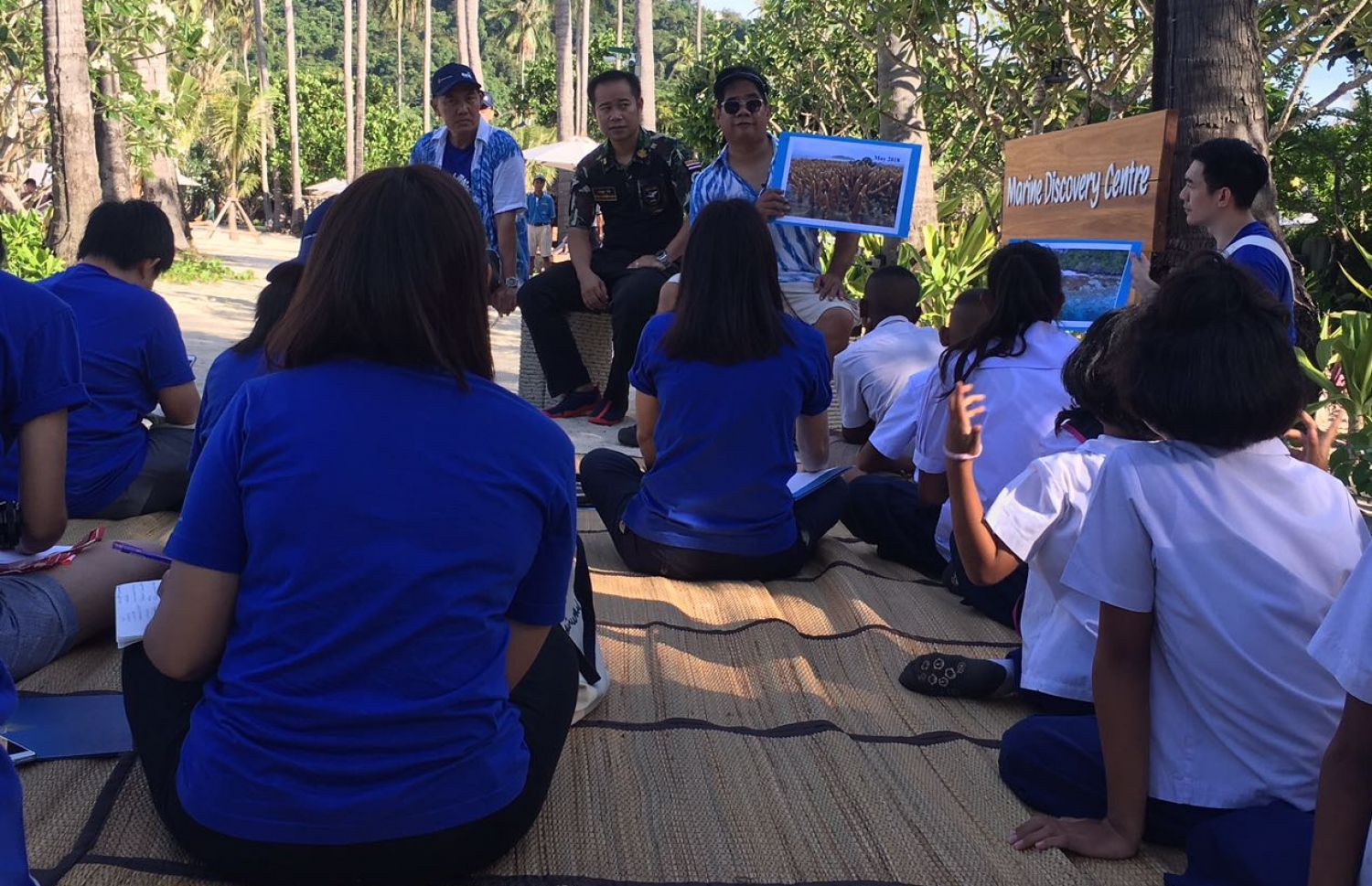 ތައިލެންޑް، ފީފީ އައިލެންޑް: މޭ 17، 2018- ފީފީ އައިލެންޑުގައި މެރިން ޑިސްކަވަރީ ސެންޓަރު ހުޅުވުމަށް ބޭއްވި ރަސްމިއްޔާތުގައި މެރިން ސައިންޓިސްޓް ޑރ. ތޮން ވާހަކަ ދައްކަވަނީ.---ފޮޓޯ: މުހައްމަދު ޔާމީން /މިހާރު