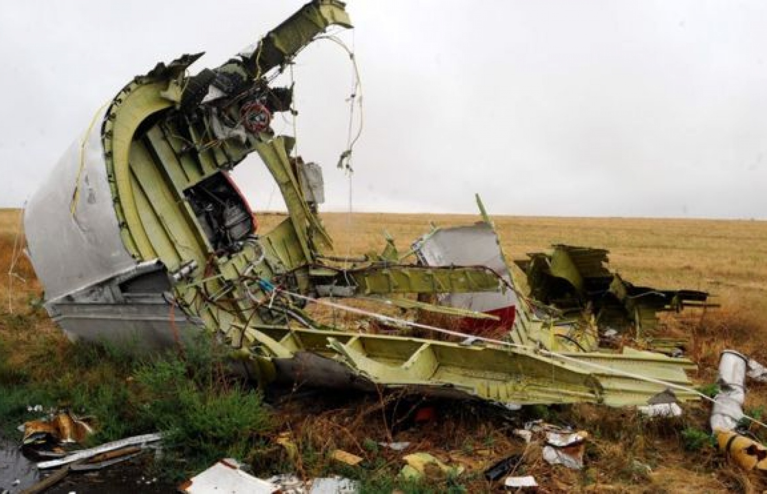 ޔޫކްރޭނުގެ އިރުމަތިން ވައްޓާލި އެމްއެޗް17 ގެ ބައިތަކެއް. --ފޮޓޯ:އޭއެފްޕީ