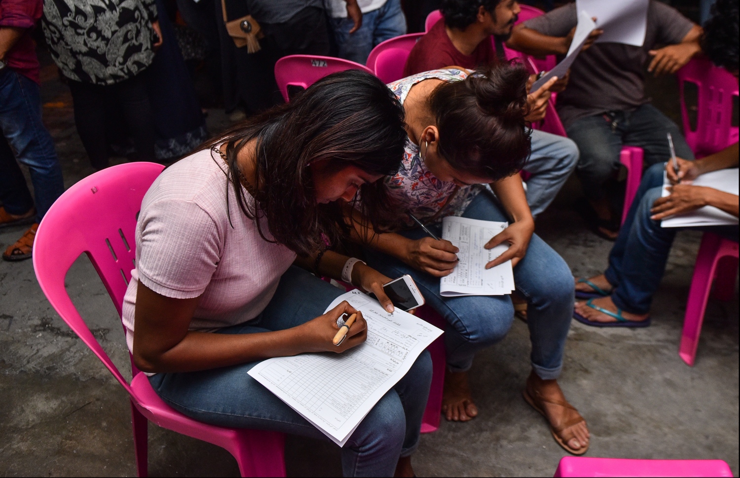 ލައިސަންސް ނެގުމަށް ޒުވާނުންތަކެއް ފޯމް ފުރަނީ-- ފޮޓޯ: ހުސައިން ވަހީދު/މިހާރު