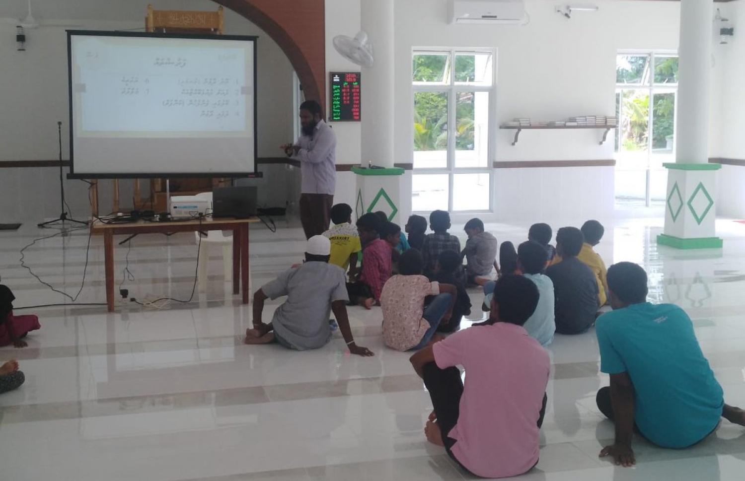 މިސްކިތެއްގައި ދީނީ ވޯކްޝޮޕެއް ކުރިއަށް ދަނީ. -