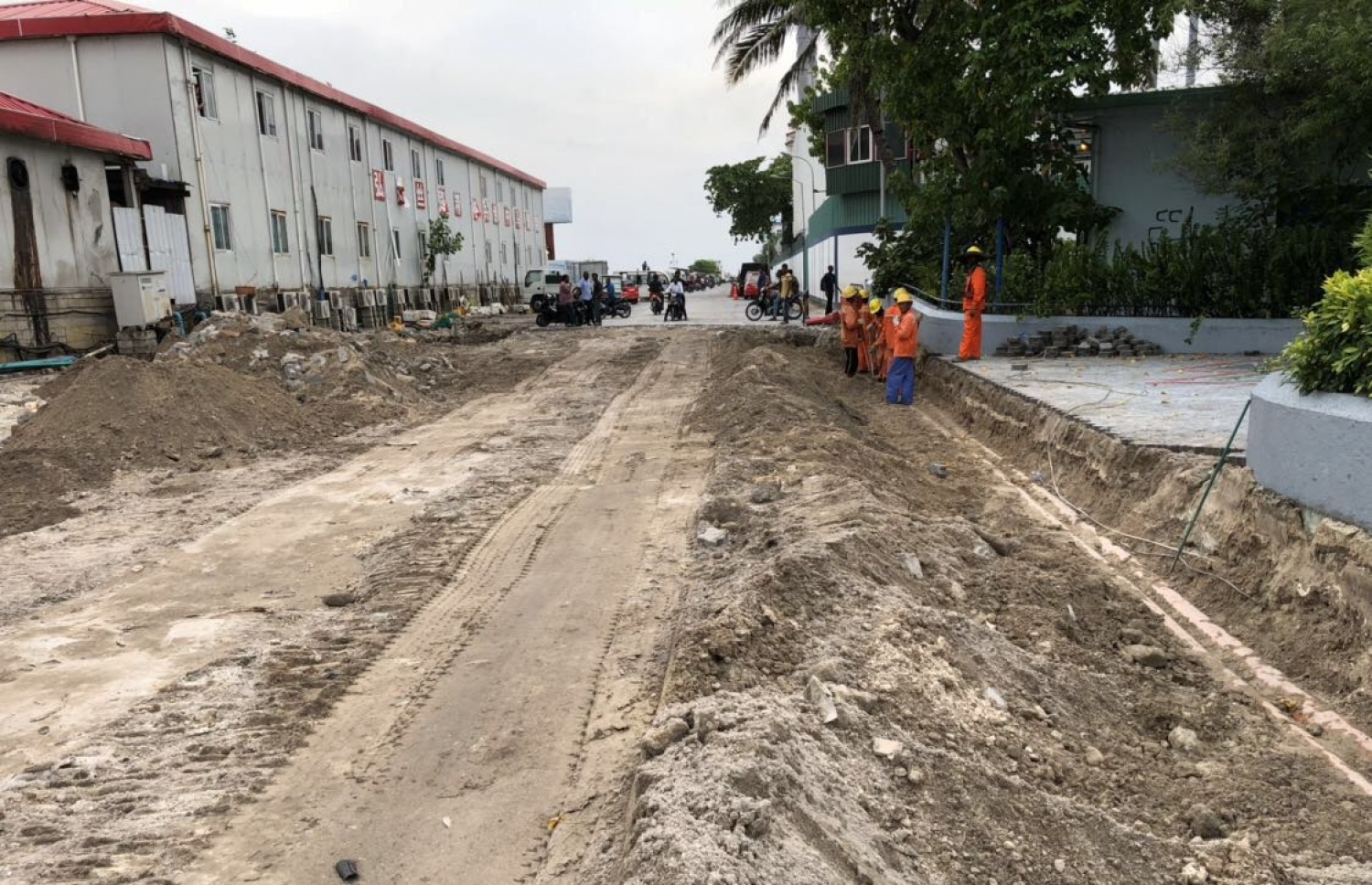 ދަރުބާރުގެ ފުރަގަހުން  މަގު ހަދަން ކުރަން ފަށާފައި. - ފޮޓޯ: މުއިއްޒު