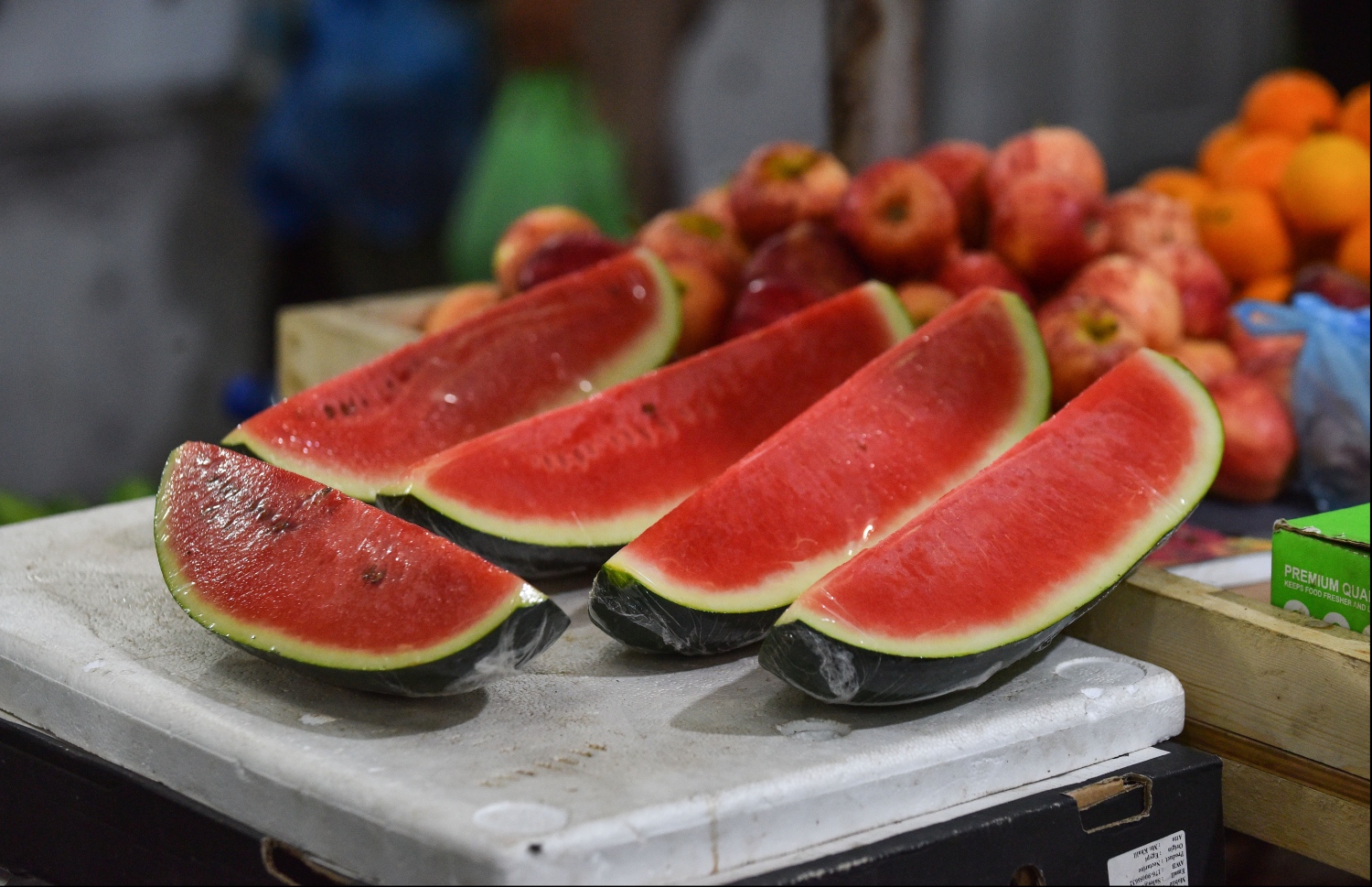 މިދިޔަ އަހަރު ދަތުރުވެރިން މާރުކޭޓުގައި ވިއްކަން ހުރި ކަރާތަކެއް.-- ފޮޓޯ: ނިޝާން އަލީ/ މިހާރު