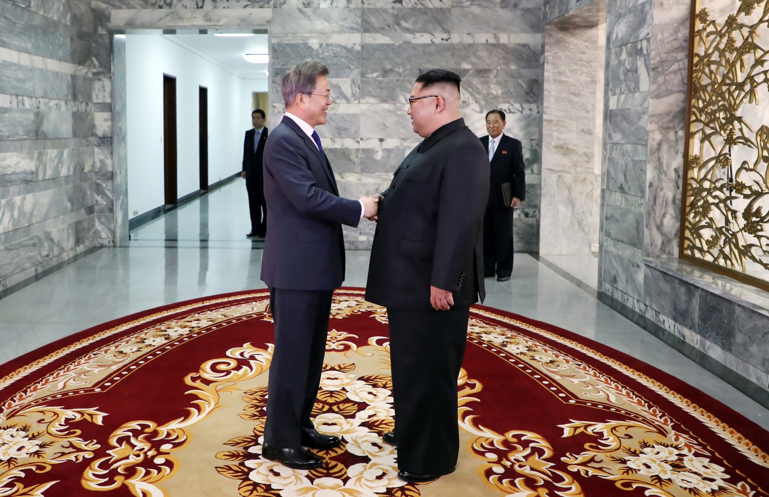 ނޯތު ކޮރެއާގެ ލީޑަރު ކިމް ޖޮން-އުން އާއި ސައުތު ކޮރެއާގެ ރައީސް މޫން މިއަދު ބައްދަލުކުރައްވަނީ. --ފޮޓޯ:އޭއެފްޕީ