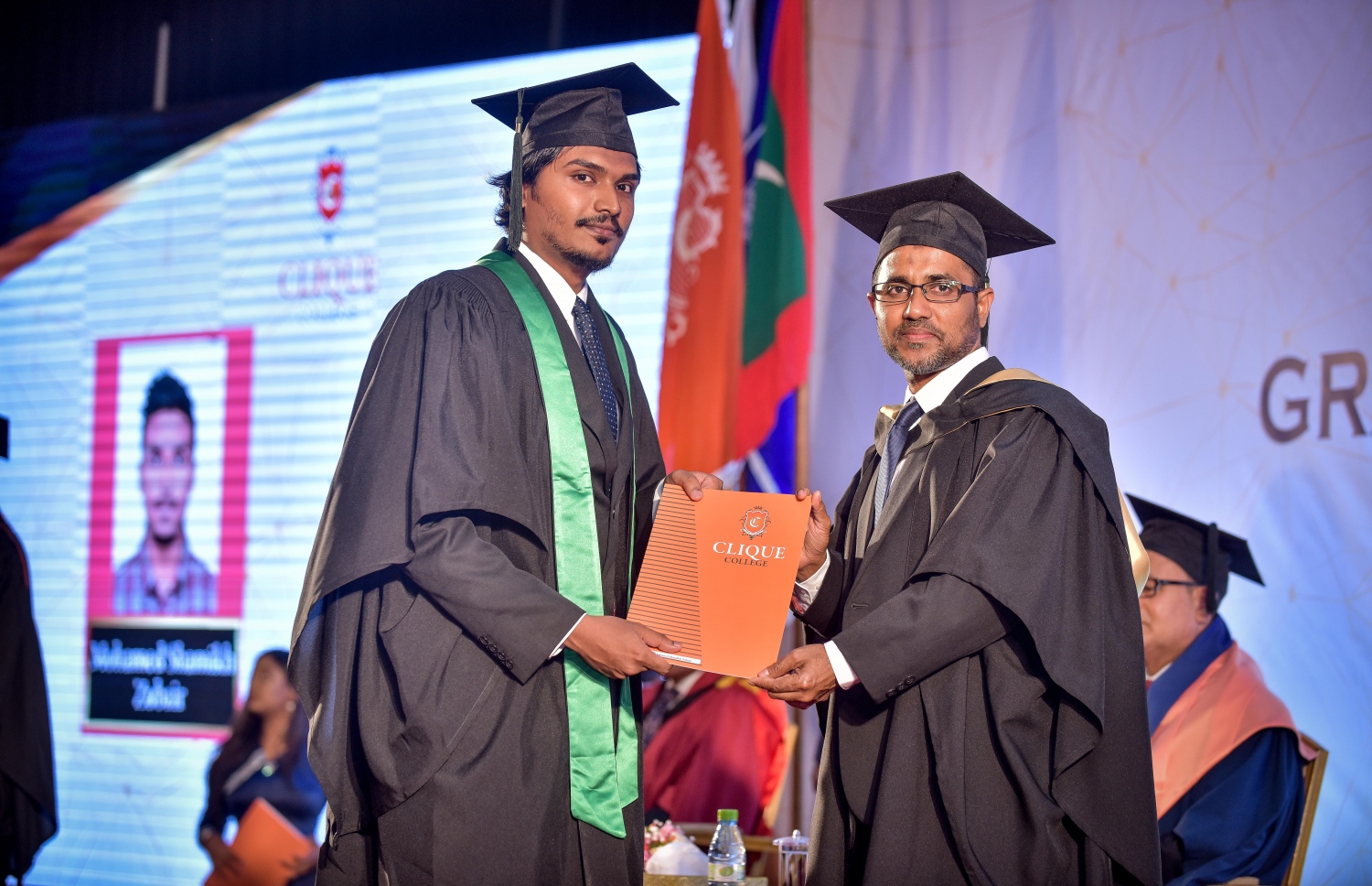 ކްލިކް ކޮލެޖުން މިރޭ ދަސްވެނިވި ދަރިވަަރަކަށް (ވ) ލިޔުން ހަވާލުކޮށްދެއްވަނީ.--ފޮޓޯ: ނިޝާން އަލީ/ މިހާރު