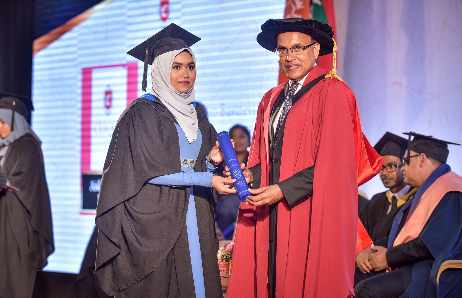 ކްލިކް ކޮލެޖުން މިރޭ ދަސްވެނިވި ދަރިވަަރަކަށް، އެޑިއުކޭޝަން މިނިސްޓްރީގެ ސްޓޭޓް މިނިސްޓަރު ޑރ. ނަޒީރު (ކ) ސެޓްފިކެޓް ހަވާލުކޮށްދެއްވަނީ.--ފޮޓޯ: ނިޝާން އަލީ/ މިހާރު