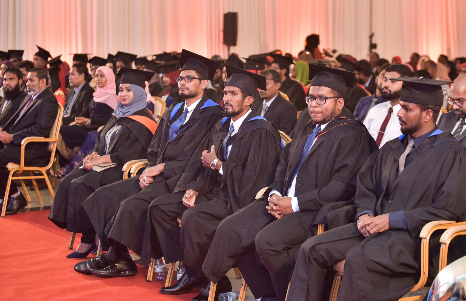 ކްލިކް ކޮލެޖުން މިރޭ ބޭއްވި ދަސްވެނިވުމުގެ ހަފުލާގައި ބައިވެރިވި ބައެއް ބޭފުޅުން.--ފޮޓޯ: ނިޝާން އަލީ/ މިހާރު