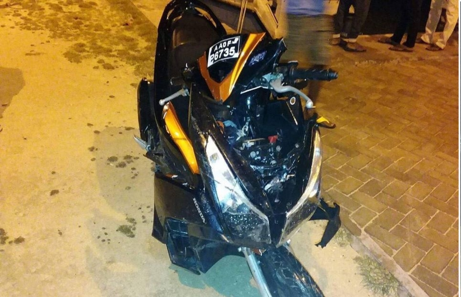 ހޮޅުދޫ ފަޅުތެރެއަށް ރޭ ދަންވަރު ވެއްޓުނު ސައިކަލް. ސައިކަލް ދުއްވަން އިން ދެ ޒުވާނުން ވެސް ވަނީ މަރުވެފައި.