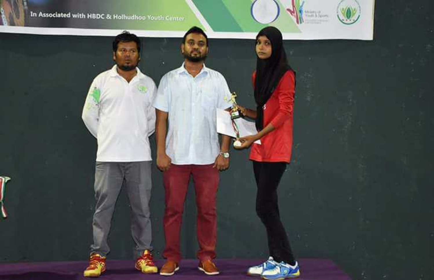 ހޮޅުދޫގައި ބޭއްވި މުބާރާތަކުން ވަނަ ހޯދި ހުސްނާ، އިނާމާ ހަވާލުވަނީ.