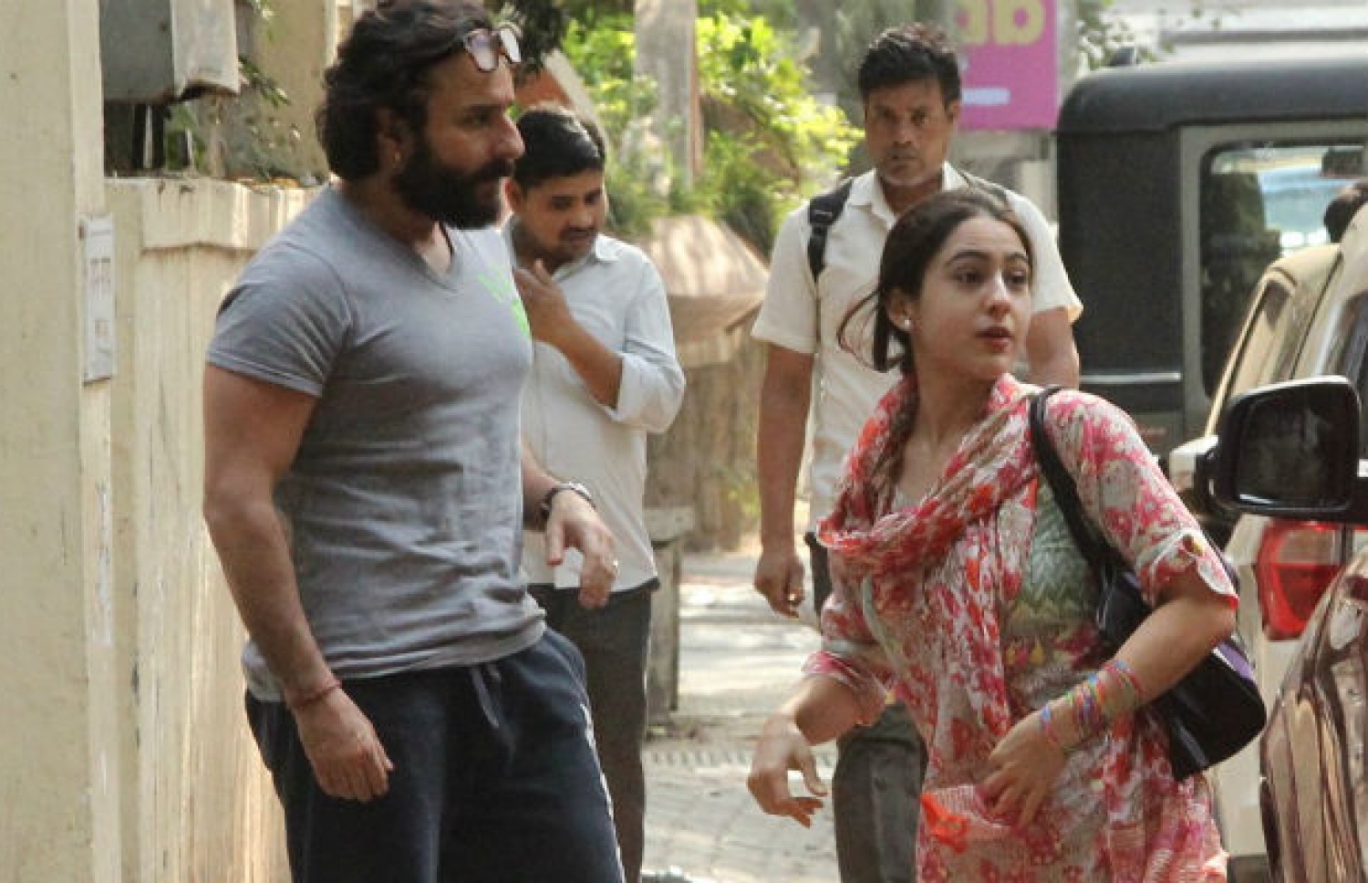 ސާރާ ބައްޕަ ސައިފާ އެކު އަބިޝެކްގެ އޮފީސް ކައިރީގައި.