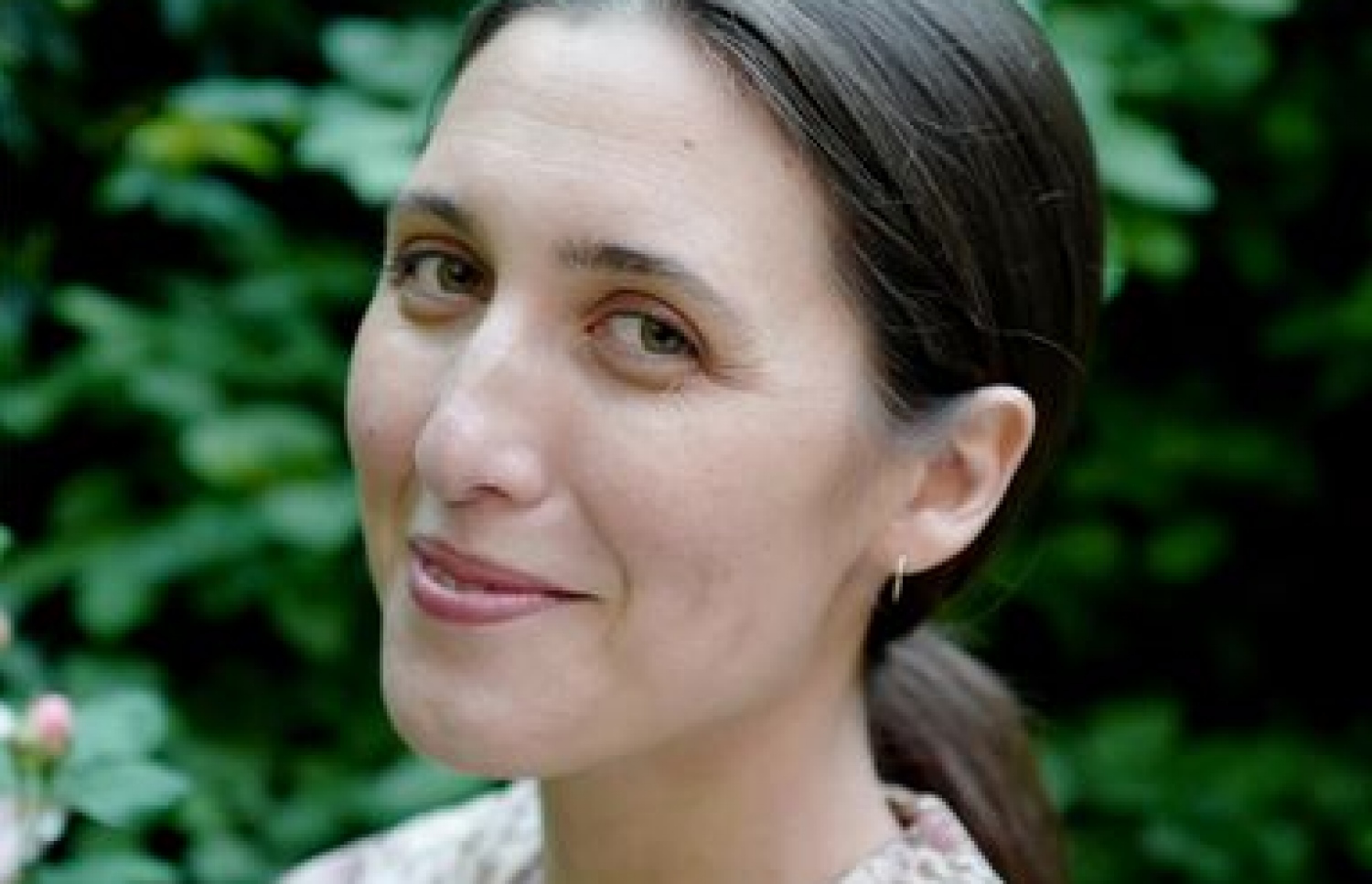 އެމީލިއާ: އޭނާ ބުނަނީ މޭގަންގެ ކައިވެނީގެ ހެދުން އޮތީ އޭނާގެ ފަރުމާއަކުން ނަކަލުކޮށްފައި ކަަމަށް.