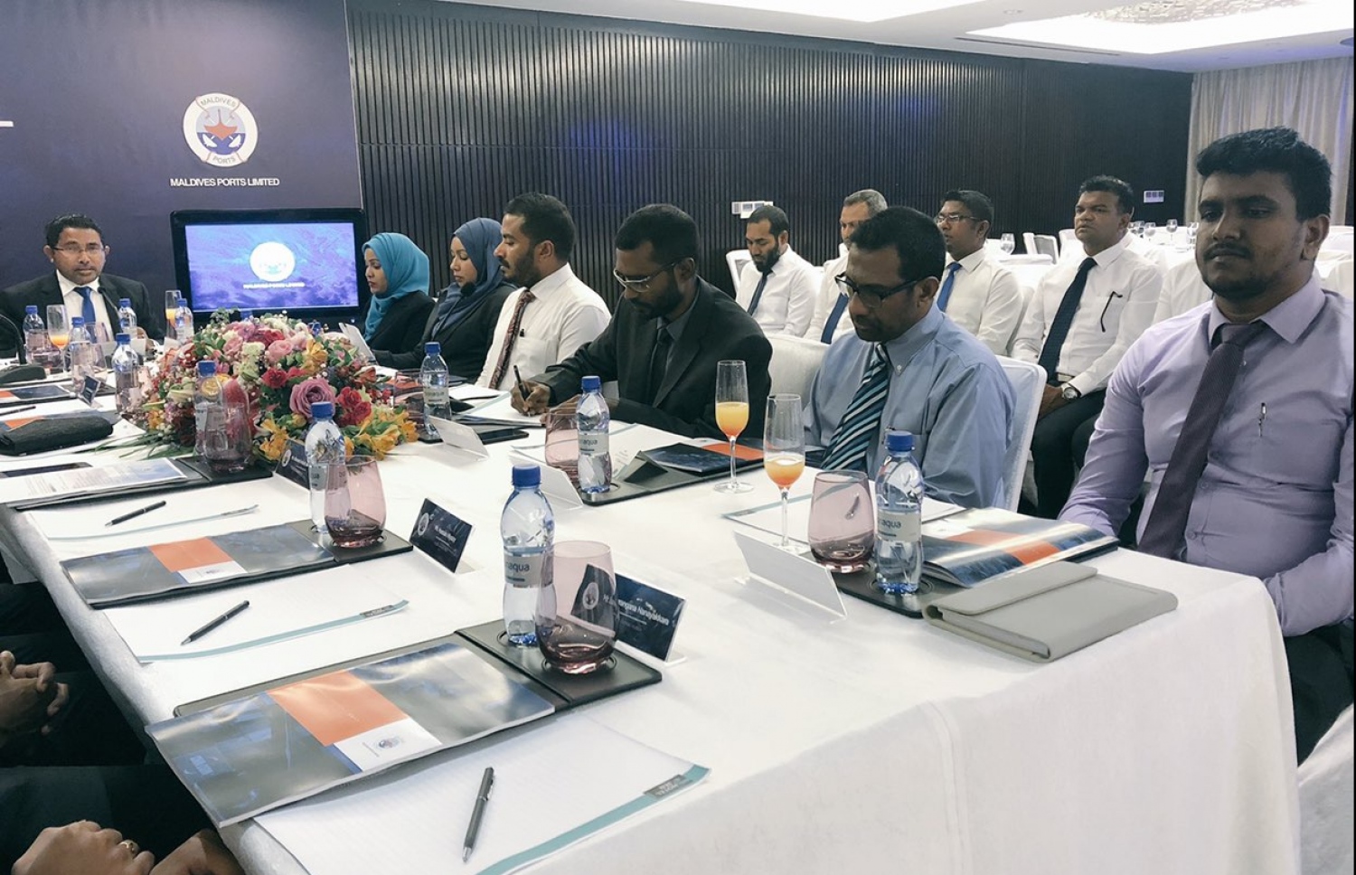 އެމްޕީއެލް އިން ރޭ ބޭއްވި އެ ކުންފުނީގެ މިދިޔަ އަހަރު އަހަރީ އާއްމު ޖަލްސާގައި އެ ކުންފުނީގެ ބޯޑު މެމްބަރުންނާއި އިސްވެރިން ބައިވެރިވަނީ. ފޮޓޯ: އެމްޕީއެލް
