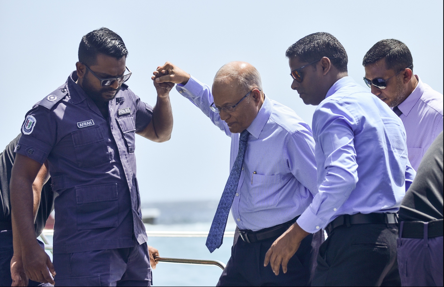 މައުމޫން މިއަދު ކްރިމިނަލް ކޯޓުގައި ބޭއްވި އަޑުއެހުމަށް ވަޑައިގަތުމަށް ލޯންޗުން ފައިބައިވަޑައިގަންނަވަނީ. --ފޮޓޯ: މިހާރު/ ހުސެއިން ވަހީދު