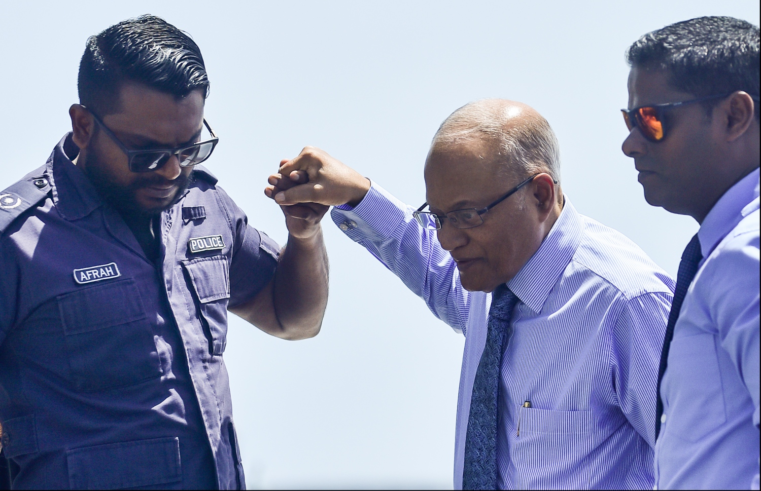 ޝަރީއަތުގެ އަޑުއެހުމަކަށް ކޯޓަށް ވަޑައިގަތުމަށް މައުމޫން މާލެ ފައިބައިވަޑައިގަންނަވަނީ. --ފޮޓޯ/މިހާރު
