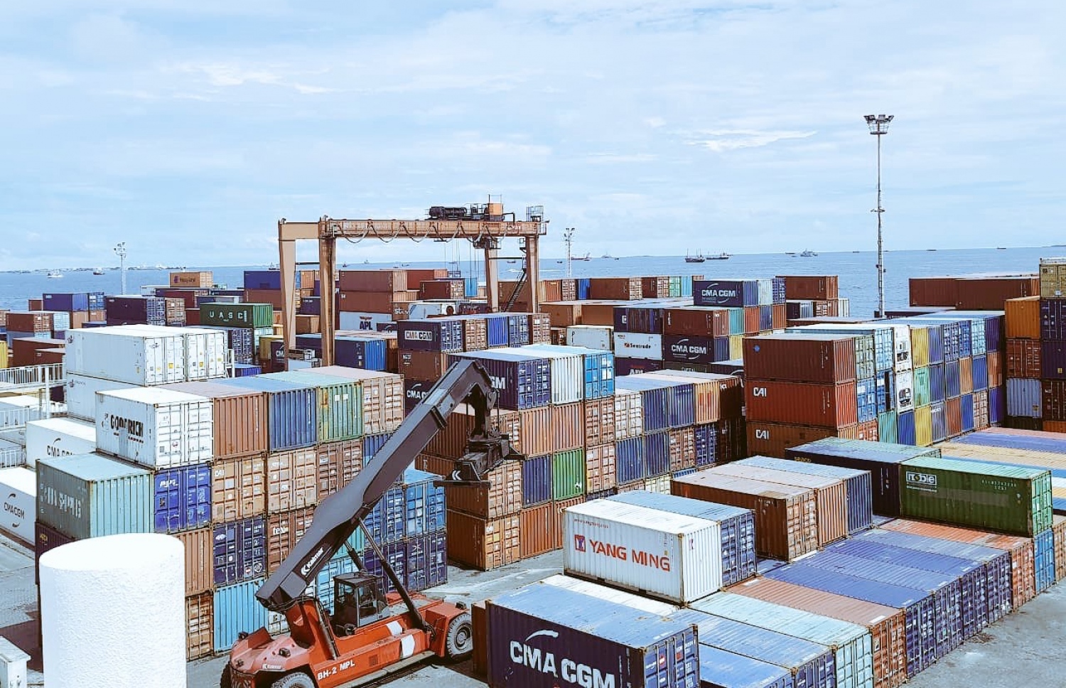 މާލޭ ކޮމާޝަލް ހާބަރުގައި ބަހައްޓާފައި ކޮންޓެއިނަރުތަކެއް. މިދިޔަ އަހަރު ބޭލި ކޮންޓެއިނަރުގެ އަދަދު ވަނީ ވަރަށް ބޮޑަށް އިތުރުވެފައި.