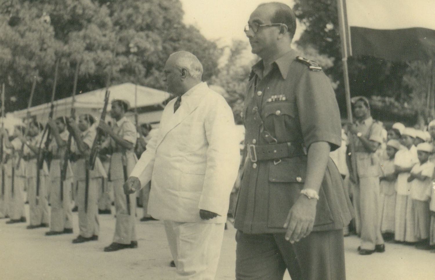 ރާއްޖޭގެ ފުރަތަމަ ރައީސް މުހައްމަދު އަމީން (ކ) އަސްކަރީ ރަސްމިއްޔާތެއްގައި.