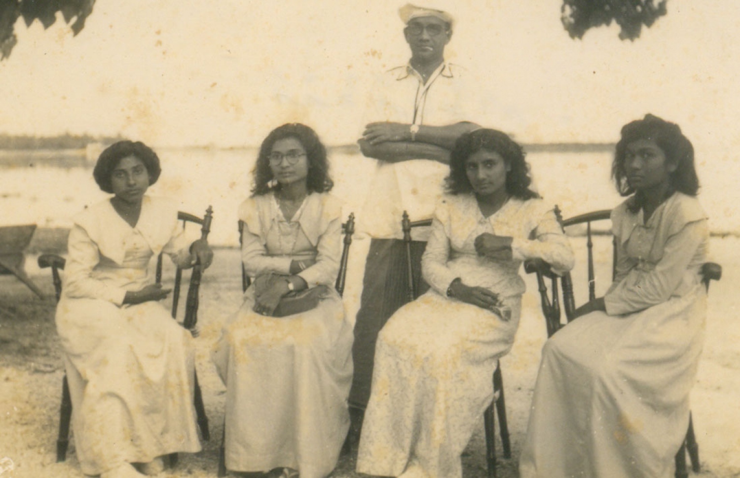 މުހައްމަދު އަމީން (މަތީގައި ކޮޅަށް) އެމަނިކުފާނުގެ އަނބިކަނބަލުން ބަގީޗާގޭ ފާތިމަތު ސައީދު (ވ-2) އާއި އެހެން ބައެއް ކަނބަލަތުންތަކަކާ އެކު ފޮޓޯއަކަށް ހުއްޓިވަޑައިގެން.