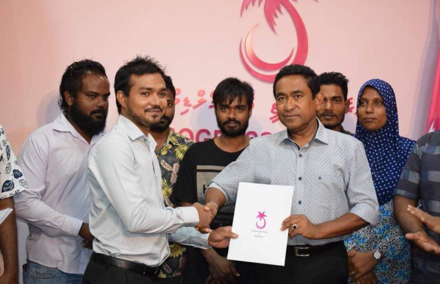 ށ. ފީވަކު އެެމްޑީޕީ ގޮފީގެ ރައީސް ހަސަން ޒުހުރީ ޕީޕީއެމަށް ސޮއިކުރެއްވުމަށް ފަހު، އޭނާގެ ފޯމު ރައީސް ޔާމީނާ މިރޭ ހަވާލުކުރައްވަނީ.---ފޮޓޯ: ޕީޕީއެމް