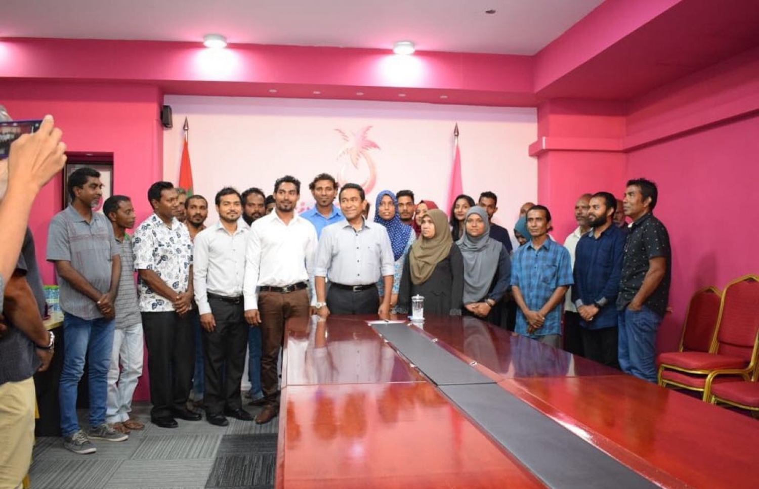ޕީޕީއެމާ މިރޭ ގުޅުނު ބައެއް މީހުން ރައީސް ޔާމީނާ އެކު ފޮޓޯއެއް ނަގަނީ.---ފޮޓޯ: ޕީޕީއެމް