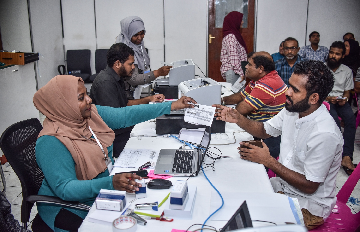 އެއް ލަކިން ލައިސެންސް ނެގުމަށް އެޕްލިކޭޝަން ހުށަހަޅަނީ-- ފޮޓޯ: ނިޝާން އަލީ/މިހާރު