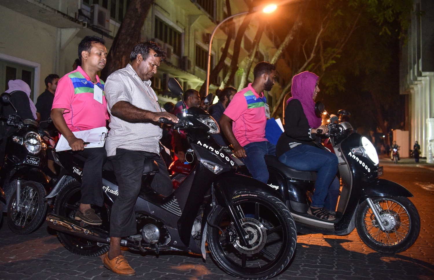 އެއް ލަކިން ލައިސެންސް ނެގުމަށް ޑްރައިވިން ޓެސްޓް ހަދަނީ-- ފޮޓޯ: ނިޝާން އަލީ/މިހާރު