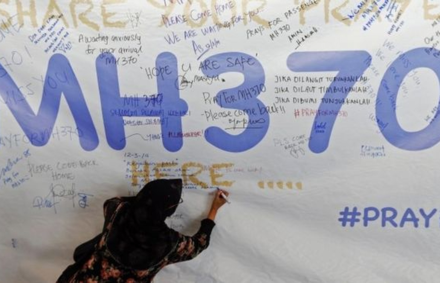 ކުއާލަ ލަމްޕޫރު އެއާޕޯޓުގައި ހަރުކޮށްފައިވާ މެސެޖް ބޯޑެއްގައި މީހަކު މެސެޖެއް ލިޔަނީ. --ފޮޓޯ: ރޮއިޓާސް