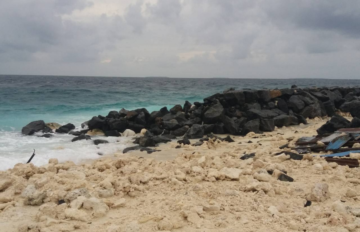 ކުޅުދުއްފުށީ އެއާޕޯޓް އަޅަން ހިއްކި ސަރަހައްދުގެ ޝޯ ޕްރޮޓެކްޝަން ތޮށިގަނޑު ހަލާކުވެފައި.