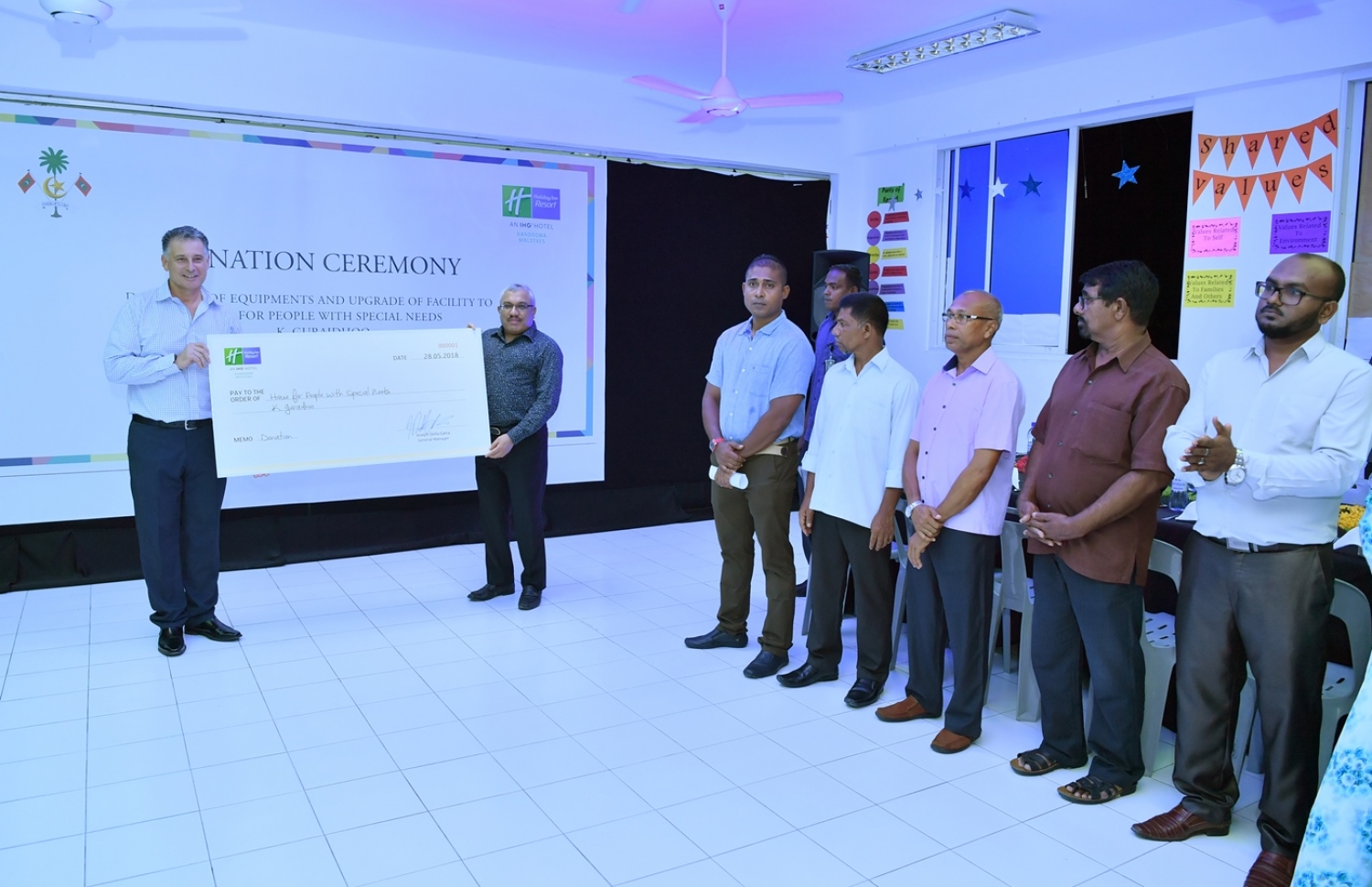 ހޮލިޑޭ އިން ރިސޯޓުގެ ފަރާތުން، ގުރައިދޫ މަރުކަޒަށް ދޭ އެހީ، ނައިބު ރައީސް ޖިހާދުއާ ހަވާލުކޮށްދެއްވަނީ.--ފޮޓޯ: ރައީސް އޮފީސް