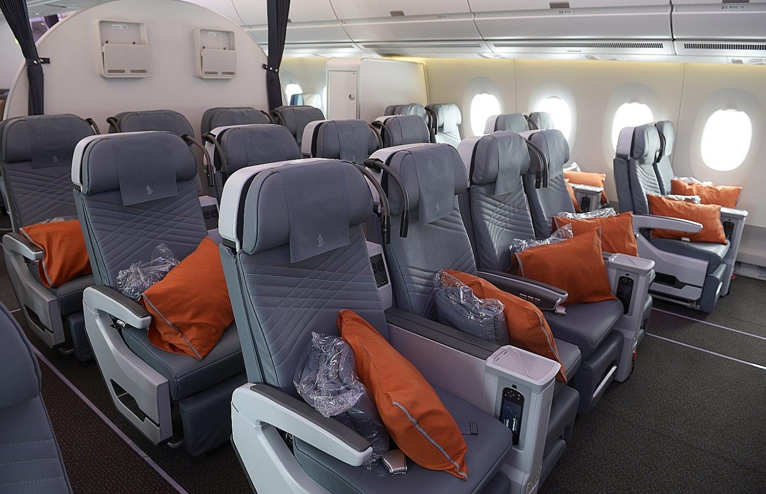 އެއާބަސް އޭ350-900ޔޫއެލްއާރުގެ ޕްރިމިއަމް އިކޮނޮމީ ކްލާސް.