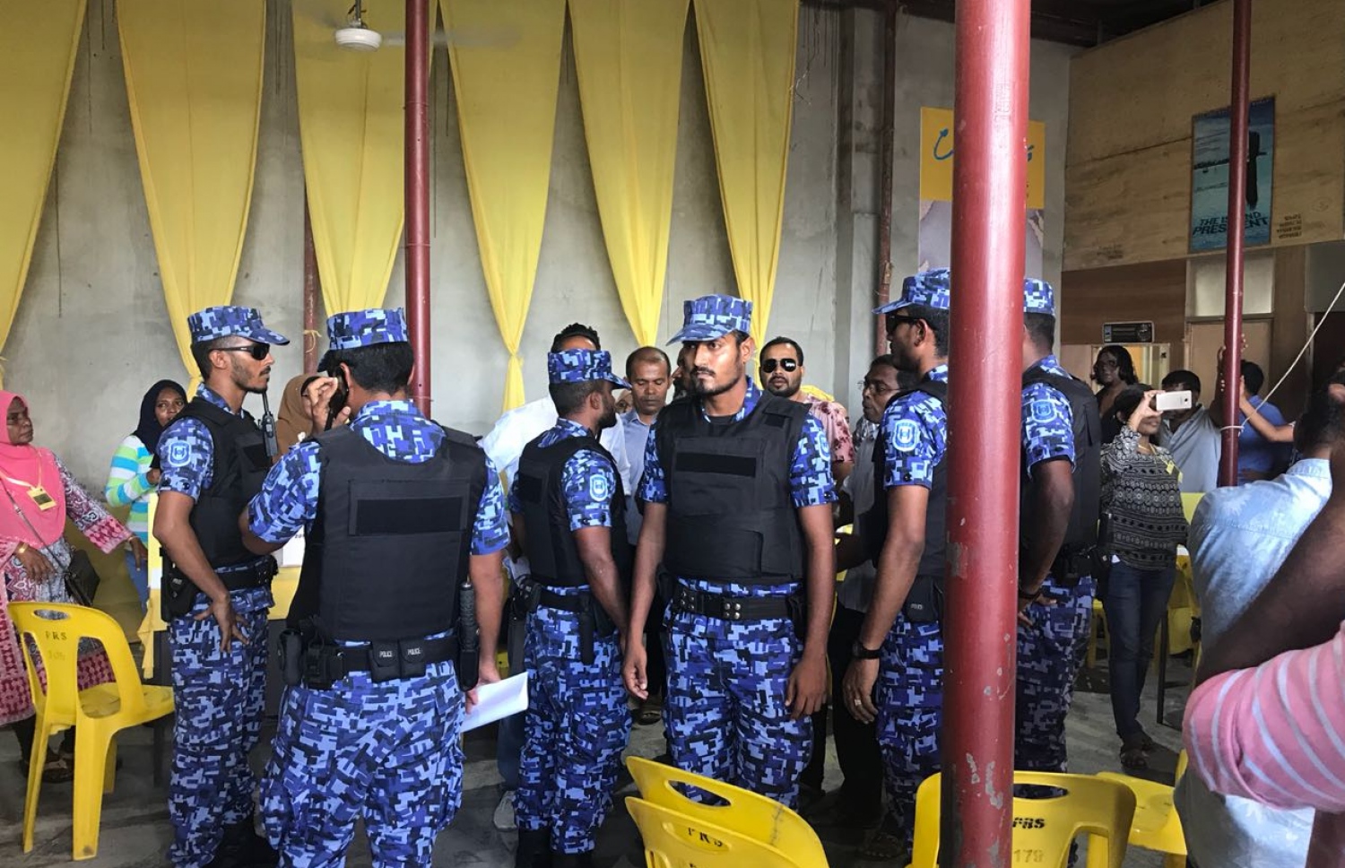 ވޯޓުލުން ކުރިއަށް ދިޔައިރު އެމްޑީޕީގެ ހަރުގޭގައި އެސްއޯ ފުލުހުން ހަރަކާތްތެރިވަނީ.---ފޮޓޯ | މިހާރު