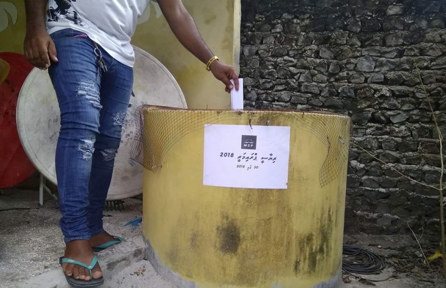 ރާއްޖޭގެ ރަށެއްގައި ހުރި ވަޅަކަށް އެމްޑީޕީ ސަޕޯޓަރަކު މިއަދު ވޯޓު ލަނީ.